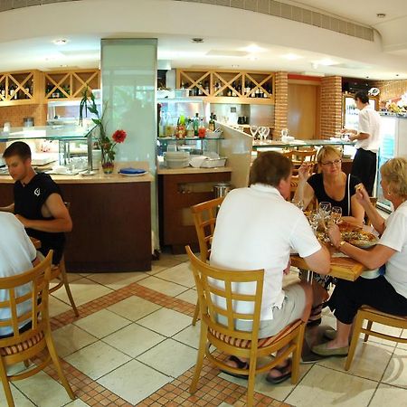 Fortina Spa Resort スリーマ レストラン 写真 A restaurant in a hotel