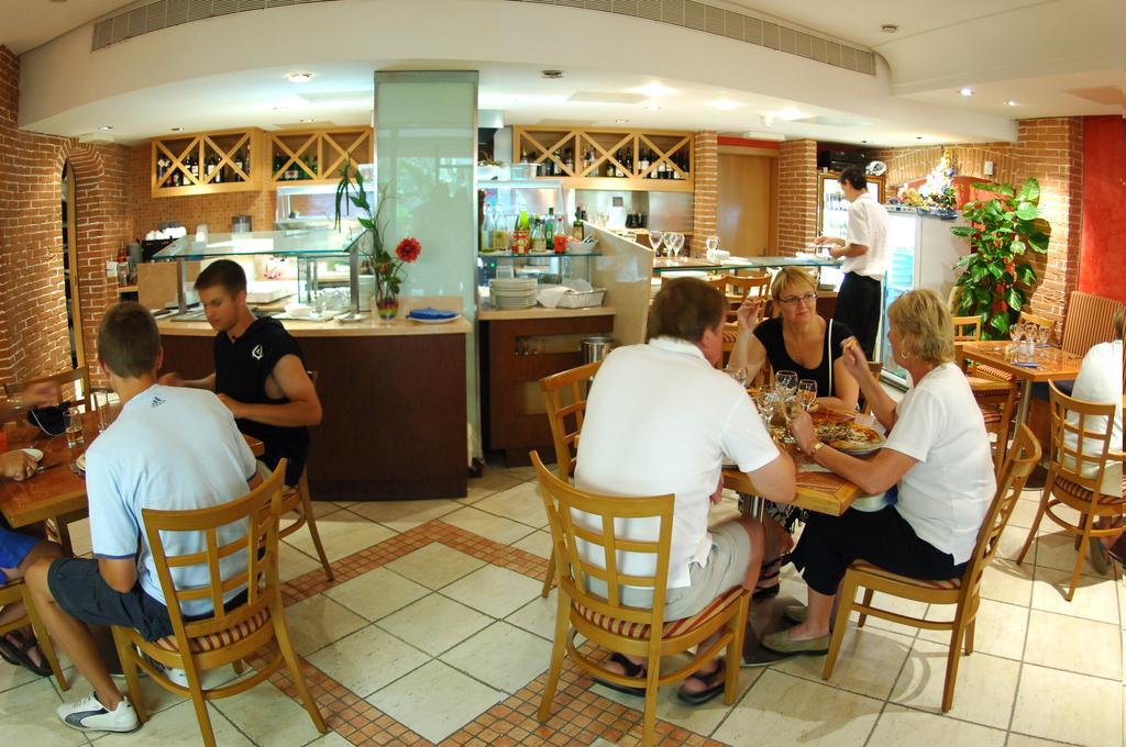 Fortina Spa Resort スリーマ レストラン 写真 A restaurant in a hotel