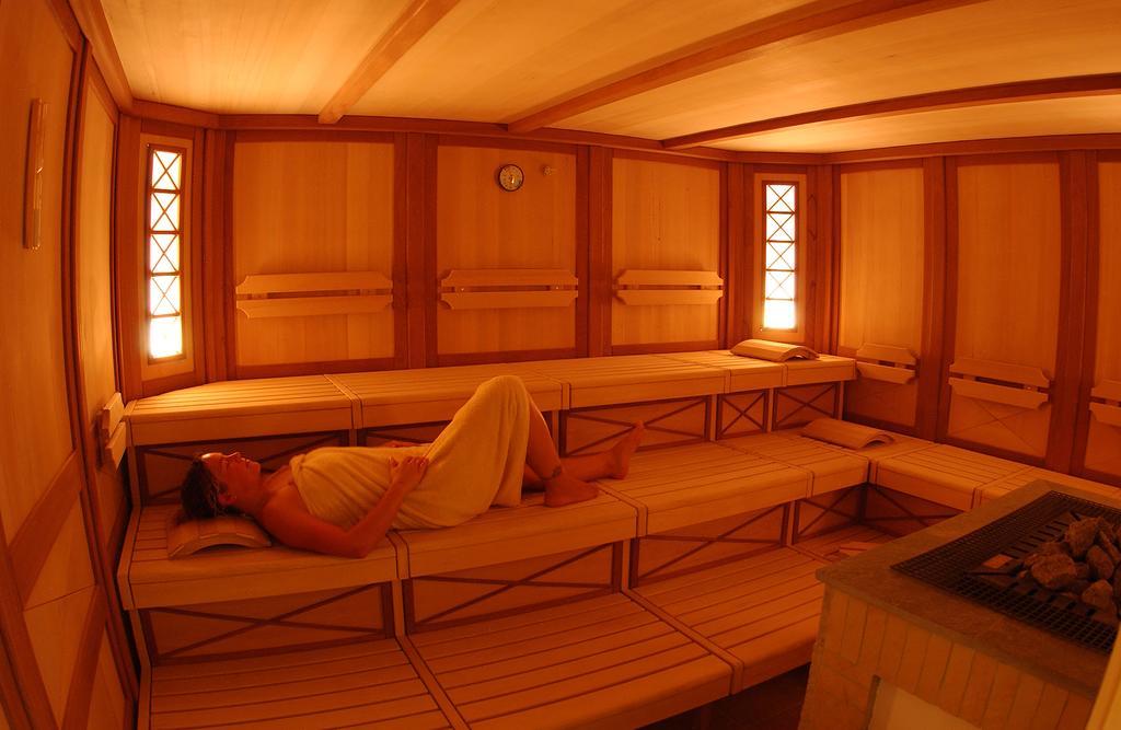 Fortina Spa Resort スリーマ エクステリア 写真 A modern Finnish sauna