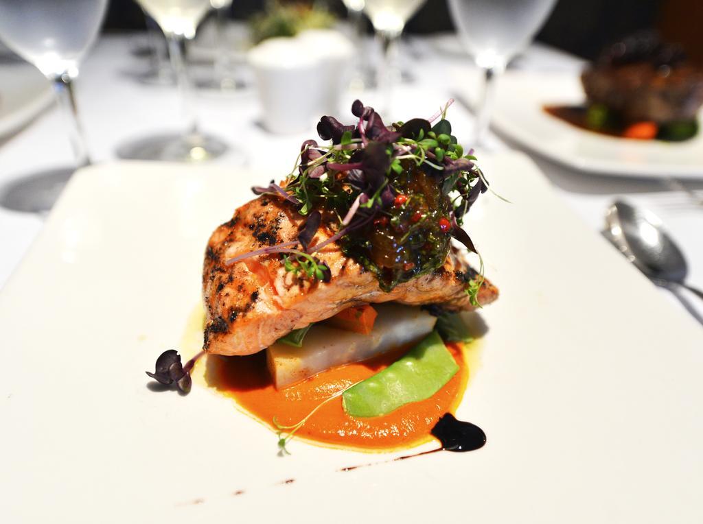 Fortina Spa Resort スリーマ エクステリア 写真 Salmon prepared at the restaurant