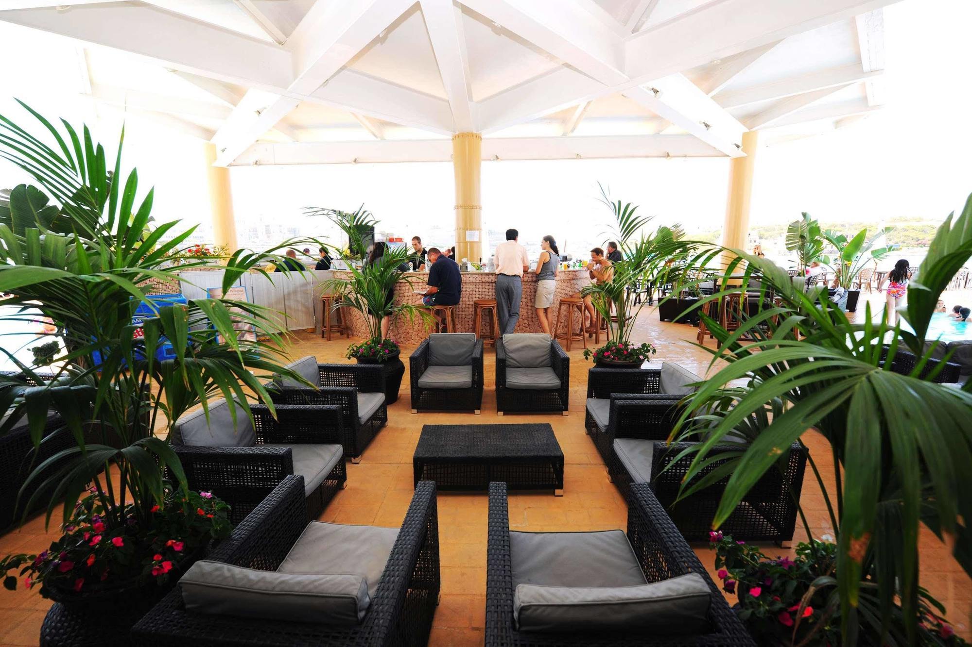 Fortina Spa Resort スリーマ インテリア 写真 The interior of the lounge