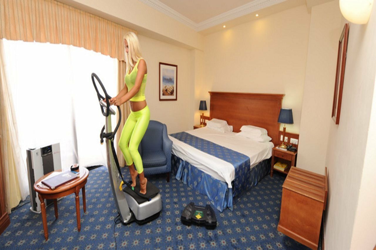 Fortina Spa Resort スリーマ エクステリア 写真 A woman on an elliptical trainer